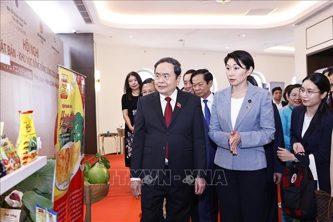 Chủ tịch Quốc hội Trần Thanh Mẫn và bà Obuchi Yuko, Hạ nghị sĩ, Chủ tịch Liên minh Nghị sĩ hữu nghị Nhật Bản - Việt Nam tham quan gian trưng bày sản phẩm tại hội nghị. Ảnh: TTXVN