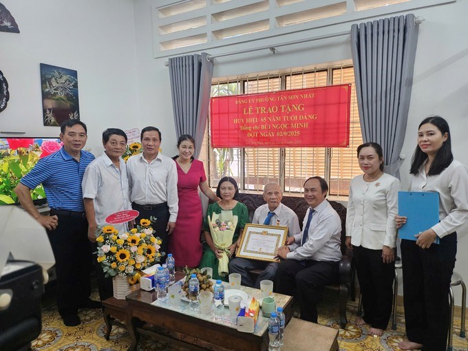 Đồng chí Lê Hoàng Hà trao Huy hiệu Đảng đến đảng viên lớn tuổi tại nhà