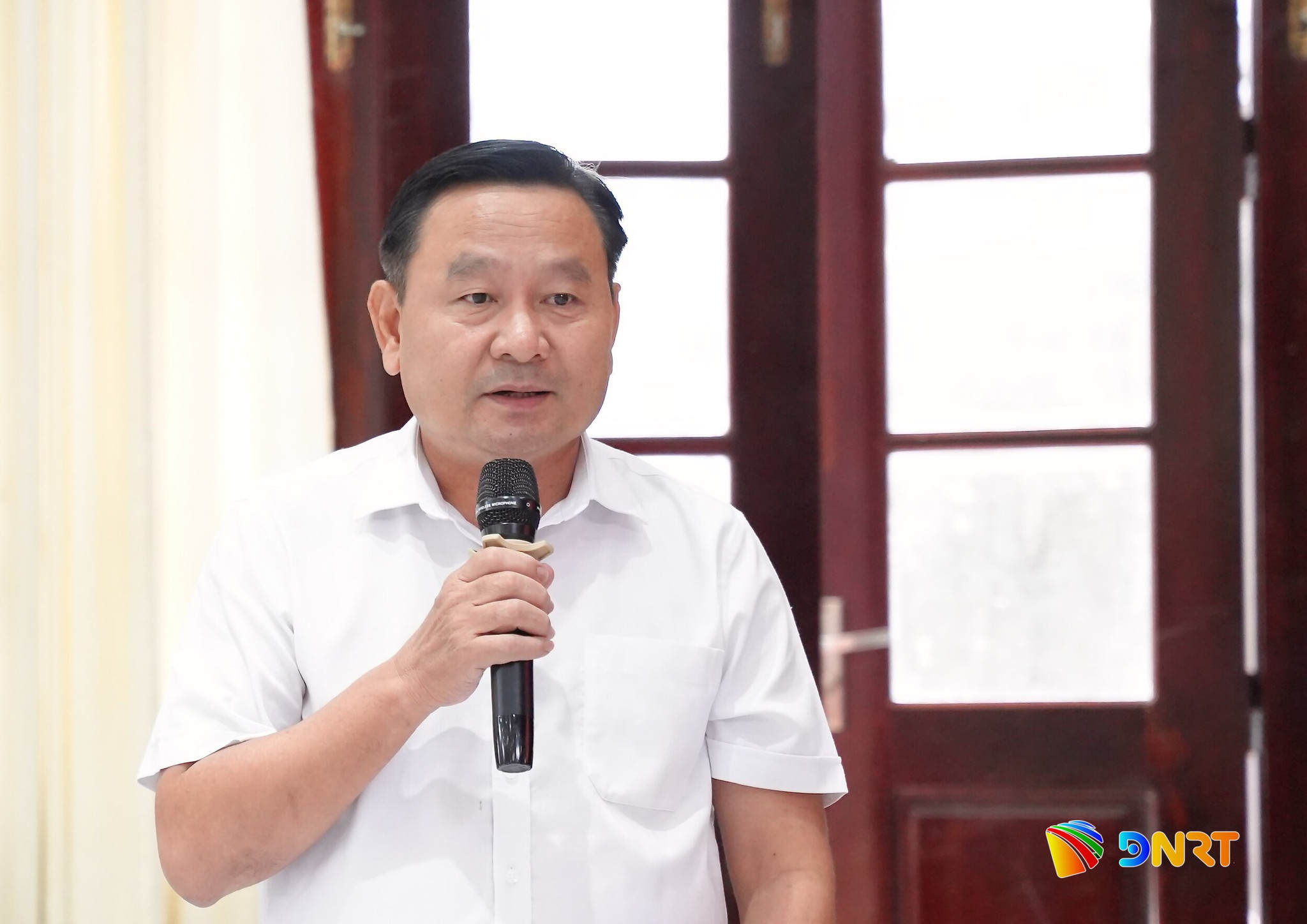 Phó Chủ tịch HĐND thành phố Nguyễn Công Thanh trao đổi với lãnh đạo Đảng ủy xã Quế Sơn. Ảnh: T.CÔNG