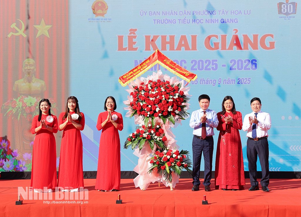 Đồng chí Trương Quốc Huy, Bí thư Tỉnh ủy, Trưởng Đoàn đại biểu Quốc hội tỉnh tặng hoa lẵng hoa tươi thắm chúc mừng Trường Tiểu học Ninh Giang nhân dịp khai giảng năm học mới.