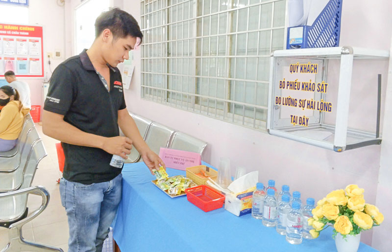 Bàn tự phục vụ ăn nhẹ miễn phí tại Trung tâm Phục vụ hành chính công xã Châu Thành.    