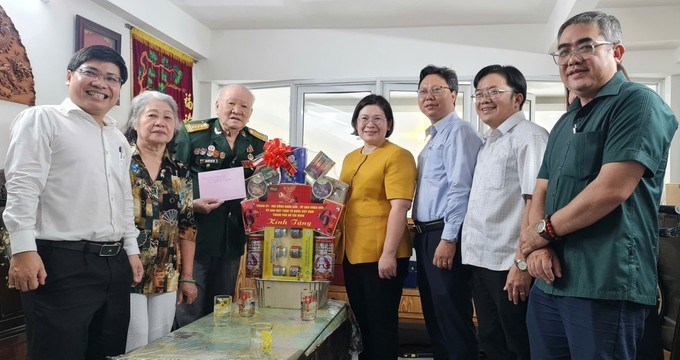 Đoàn đến thăm đồng chí Nguyễn Chí Lợi