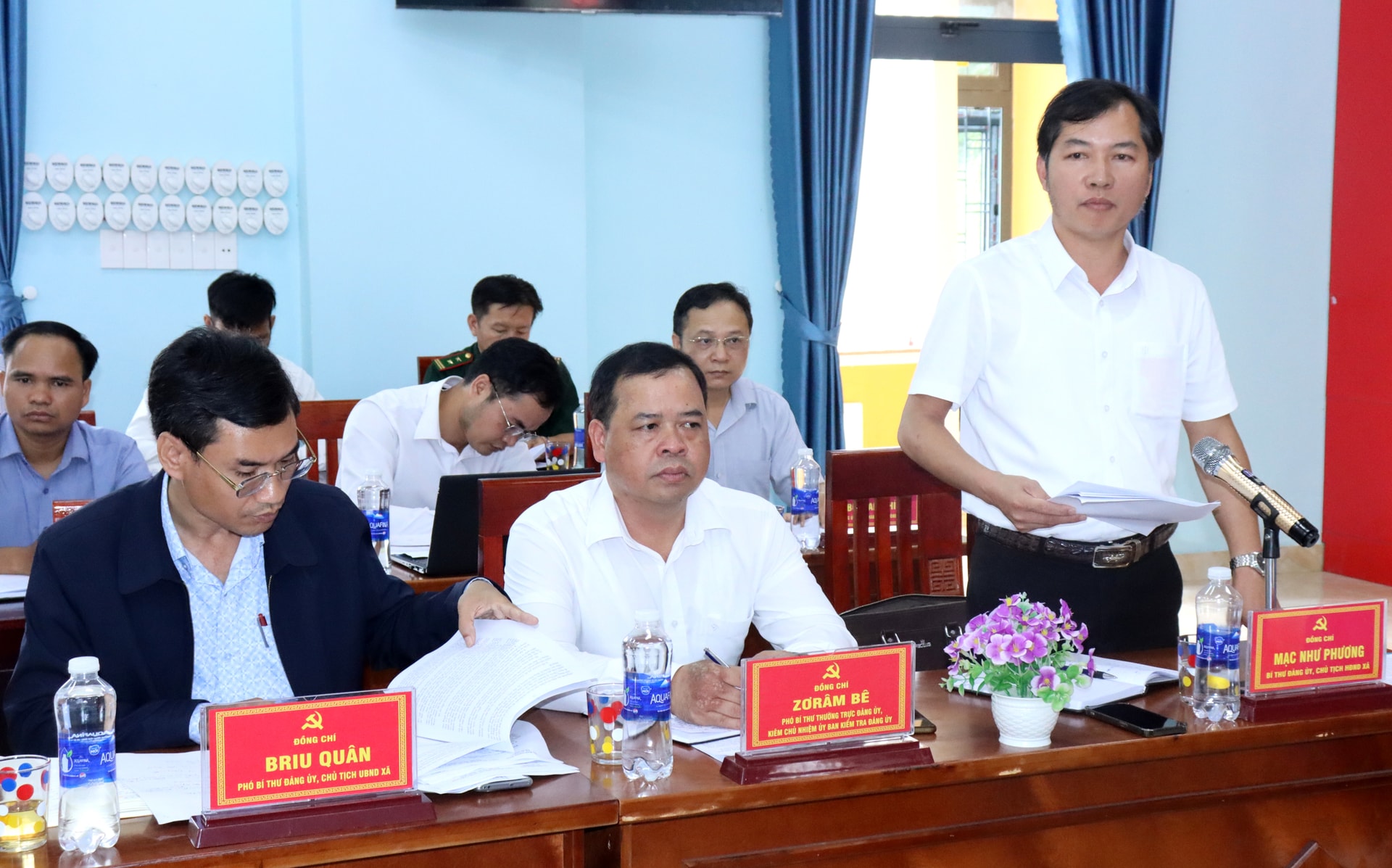 Ông Mạc Như Phương, Bí thư Đảng ủy xã Avương báo cáo tại buổi làm việc