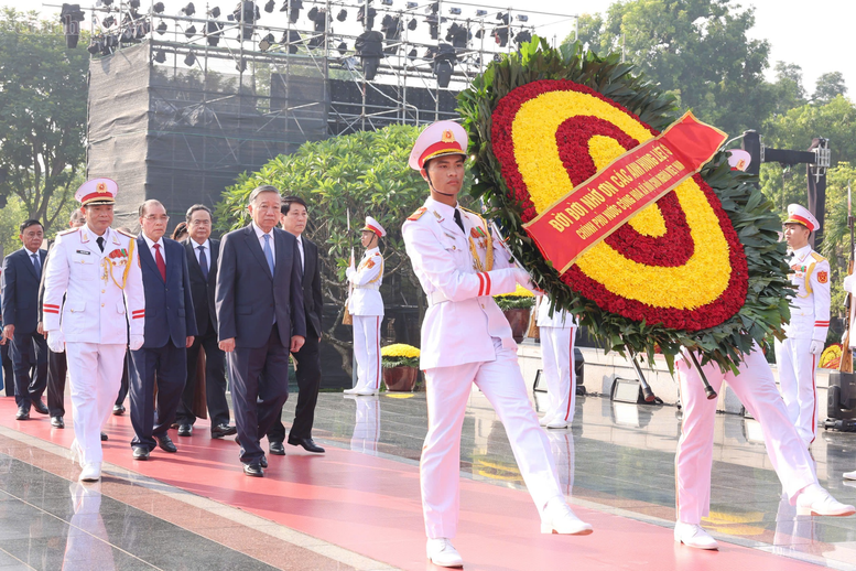 Kỷ niệm 79 năm Ngày Thương binh-Liệt sĩ: Lãnh đạo Đảng, Nhà nước tưởng niệm các Anh hùng liệt sĩ và viếng Chủ tịch Hồ Chí Minh- Ảnh 1.