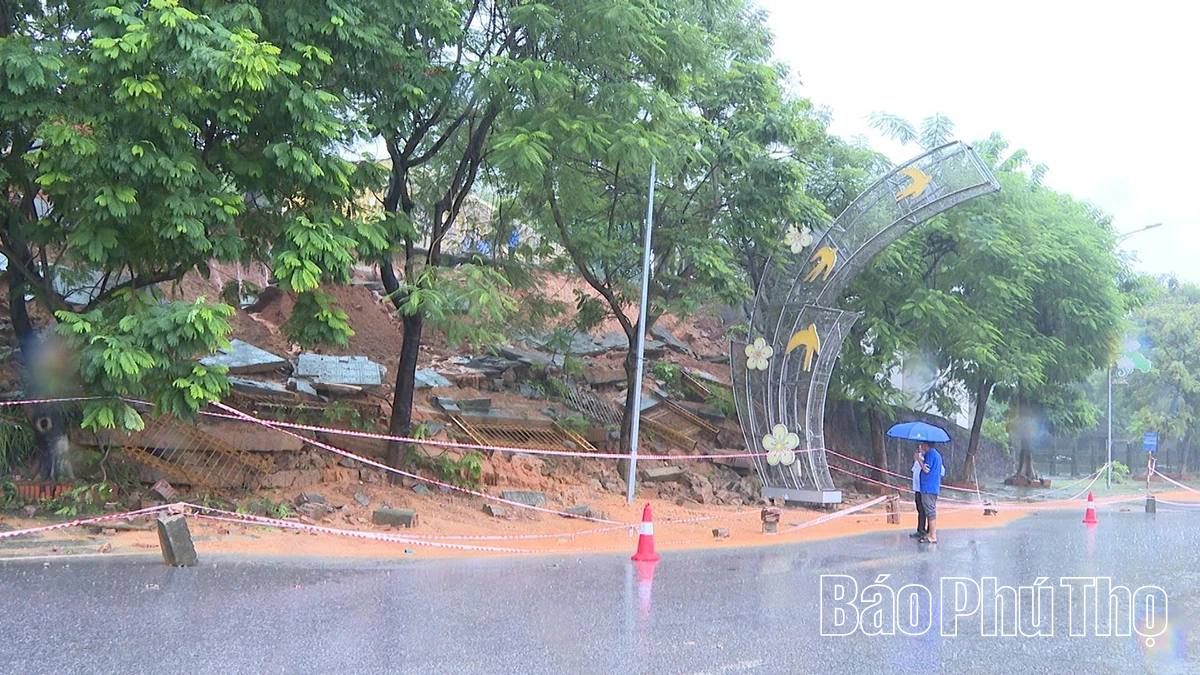 Mưa lớn gây ngập úng tại phường Việt Trì