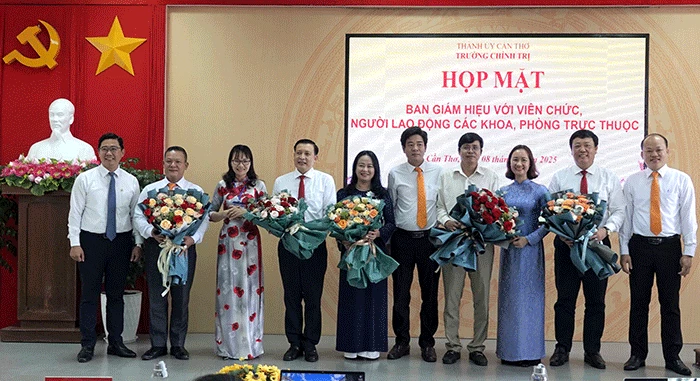 Trường Chính trị TP Cần Thơ công bố các quyết định cán bộ, xác định nhiệm vụ 6 tháng cuối năm