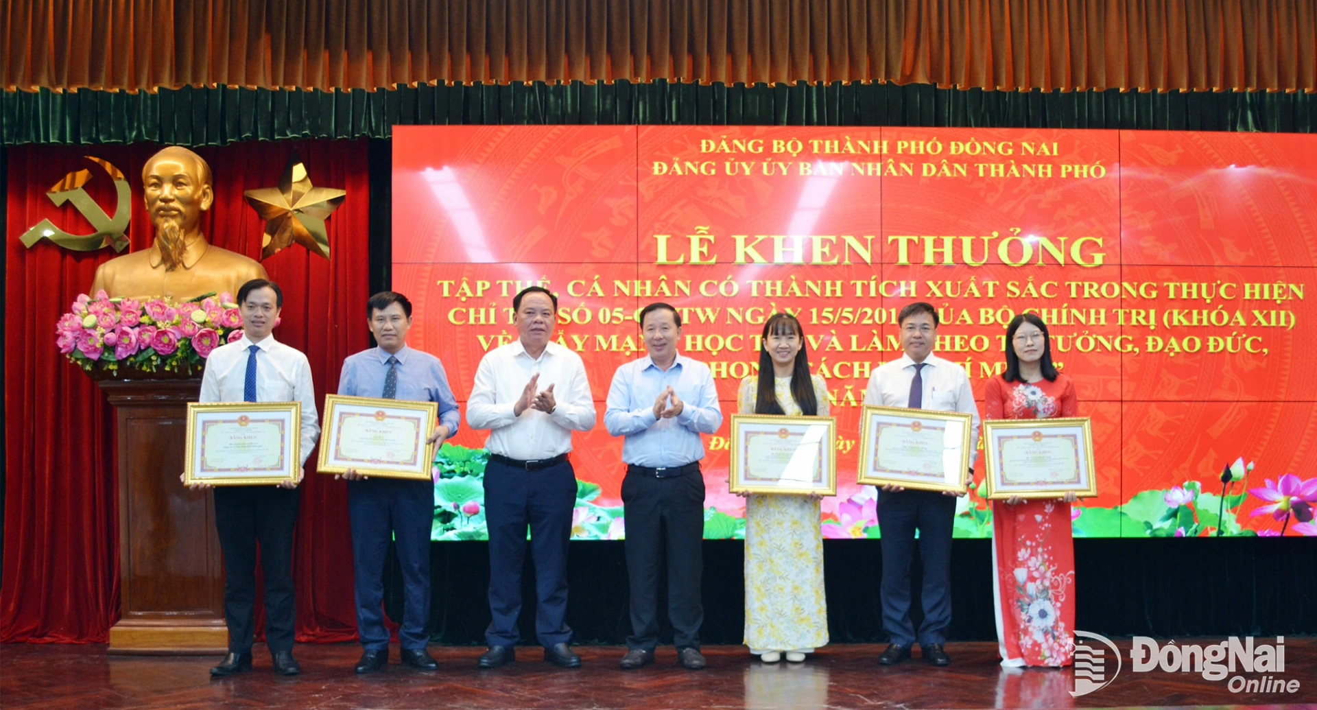 Phó Bí thư Thành ủy, Chủ tịch UBND thành phố Đồng Nai Nguyễn Văn Út (giữa) và Phó Bí thư Thành ủy Võ Tấn Đức chúc mừng các tập thể, cá nhân được nhận Bằng khen của UBND thành phố vì có thành tích xuất sắc trong thực hiện Chỉ thị số 05-CT/TW.