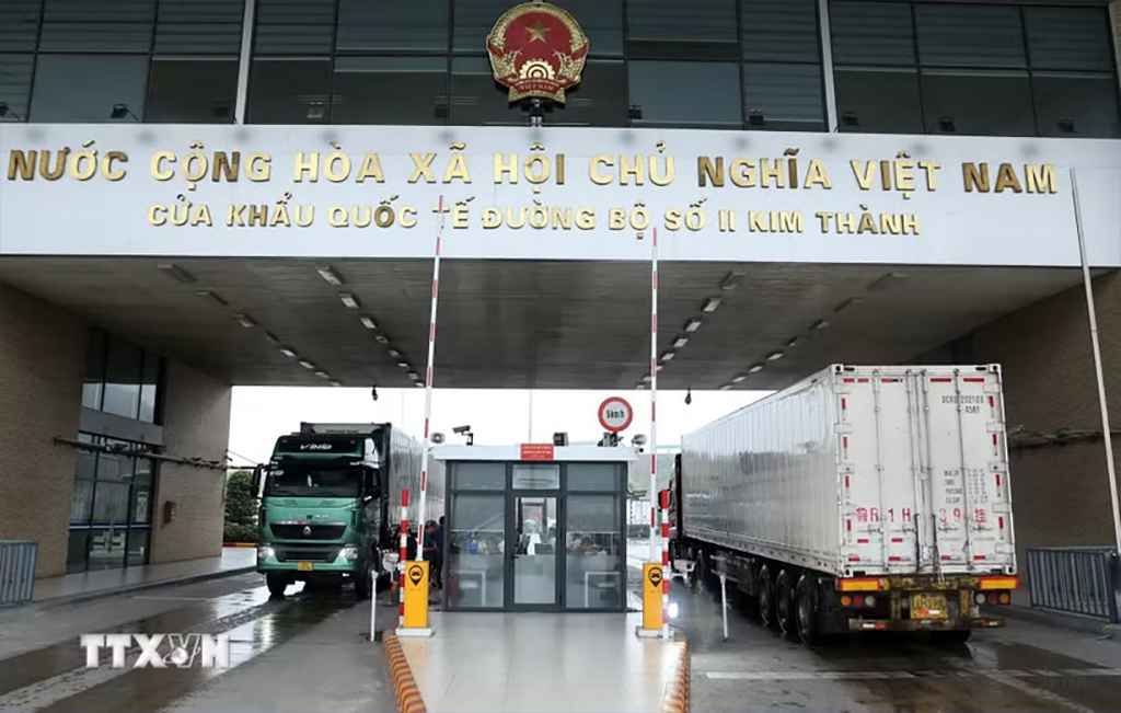 Hoạt động xuất nhập khẩu tại cửa khẩu quốc tế đường bộ số 2 Kim Thành, tỉnh Lào Cai. (Ảnh: Quốc Khánh/TTXVN)