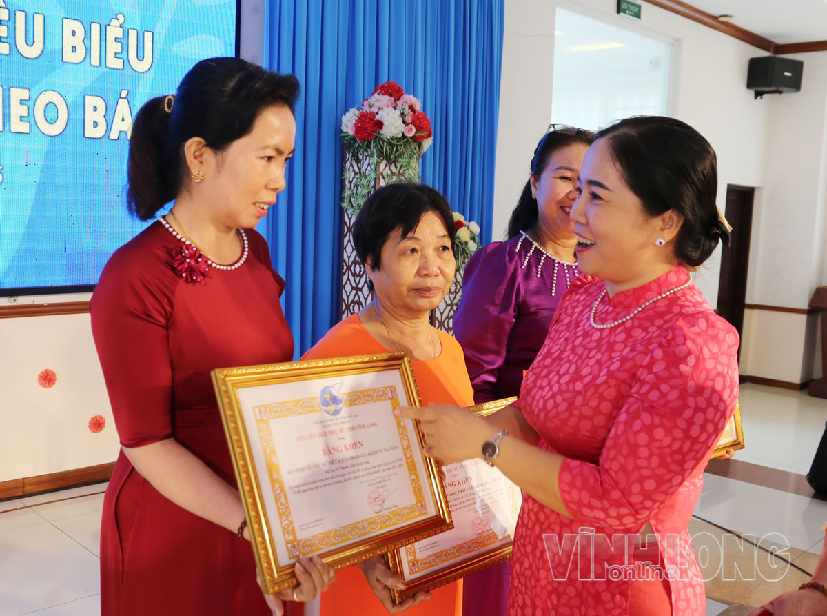 Đồng chí Nguyễn Thị Kim Thoa khen thưởng các mô hình tiêu biểu 5 năm thực hiện Kết luận số 01.