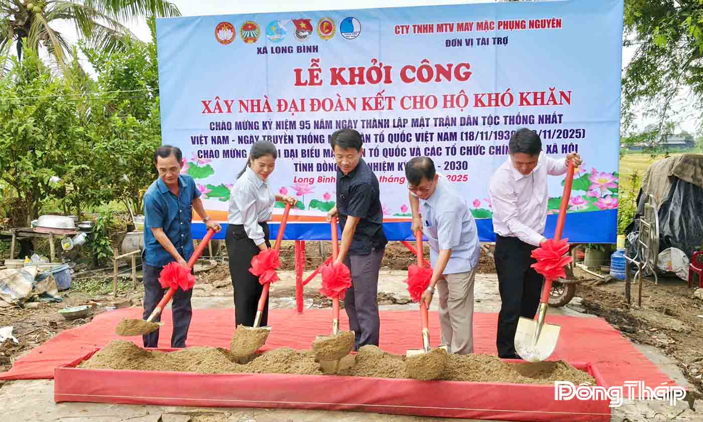 Ủy ban MTTQ Việt Nam xã Long Bình tổ chức Lễ khởi công xây dựng Nhà Đại đoàn kết cho hộ ông Nguyễn Văn Liêm, ngụ ấp Thuận Trị, xã Long Bình.