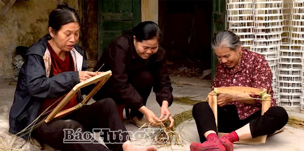 Người dân thôn Khang Ninh (xã Quỳnh An) làm nghề mây, tre đan.