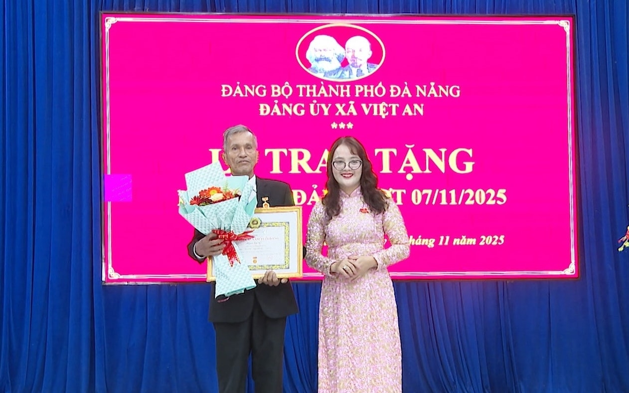 tin-dang-uy-xa-viet-an-trao-huy-hieu-dang.00_01_57_08.still002 (1)