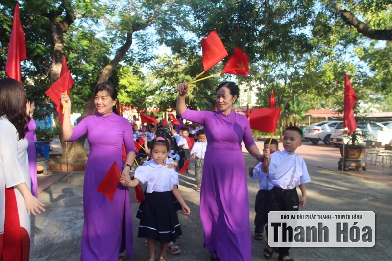 Phó Chủ tịch UBND tỉnh Đầu Thanh Tùng dự lễ khai giảng cùng thầy và trò Trường tiểu học Quảng Lưu