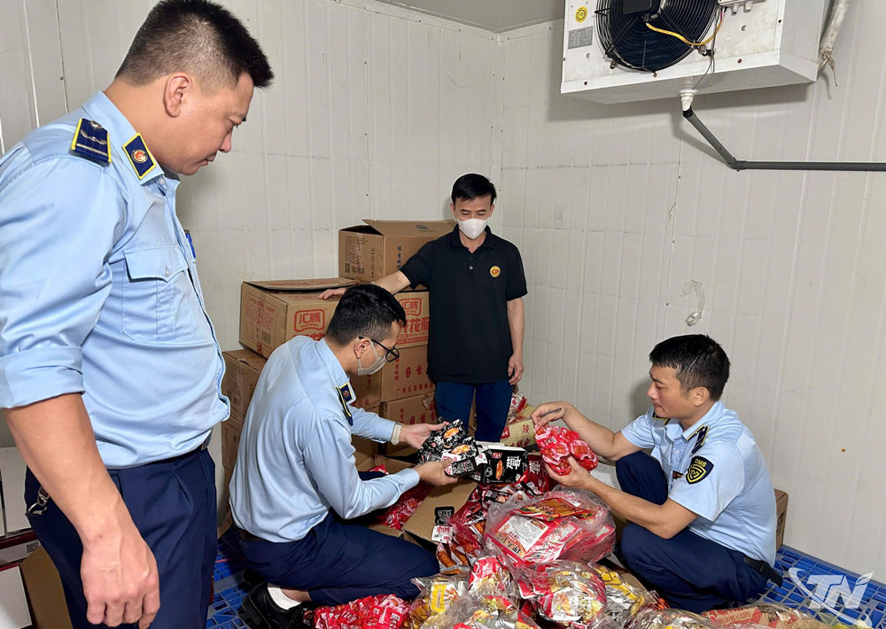 Đoàn kiểm tra Đội QLTT số 1 kiểm tra thực phẩm nhập lậu.