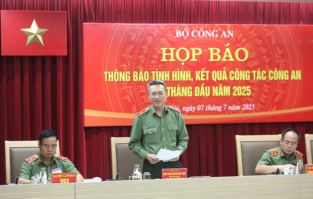 Thiếu tướng Nguyễn Quốc Toản, Chánh Văn phòng, Người phát ngôn Bộ Công an trả lời câu hỏi của phóng viên tại Họp báo.