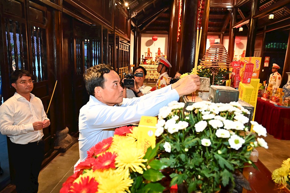 Đồng chí Trần Lưu Quang thành kính dâng hương Chủ tịch Hồ Chí Minh tại Đền thờ Côn Đảo. Ảnh: SGGP