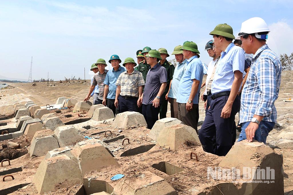 Đồng chí Trần Anh Dũng, Ủy viên Ban Thường vụ Tỉnh uỷ, Phó Chủ tịch UBND tỉnh kiểm tra khắc phục sự cố tuyến đê biển Hải Thịnh III, xã Hải Thịnh.