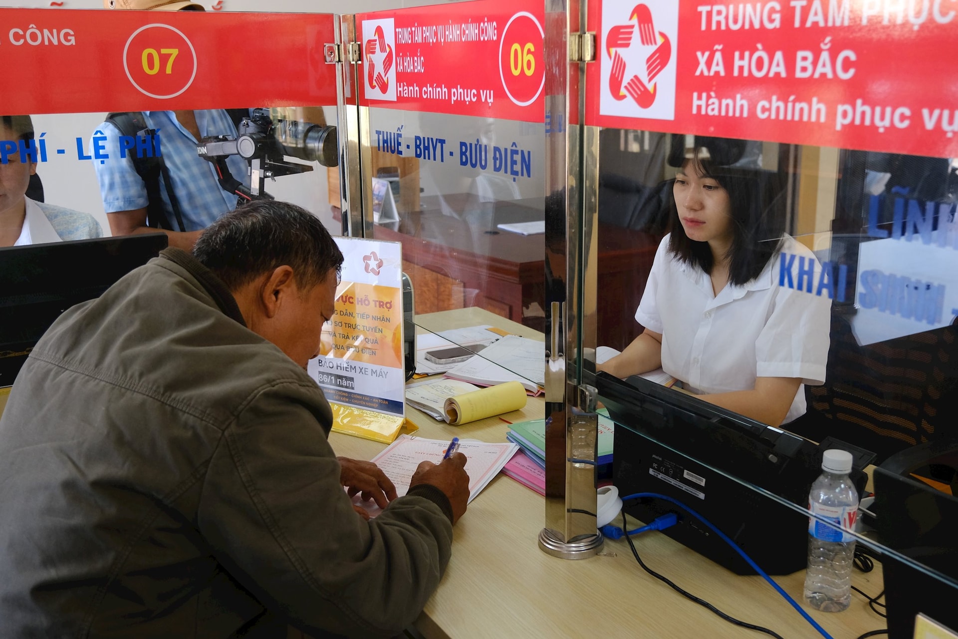 Người dân đến thực hiện thủ tục tại Trung tâm Phục vụ hành chính công xã