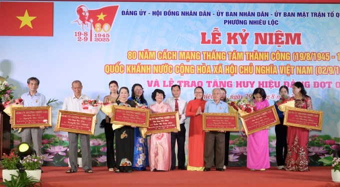 Lãnh đạo phường Nhiêu Lộc trao Huy hiệu Đảng đến các đồng chí đảng viên. (Ảnh: SGGP)