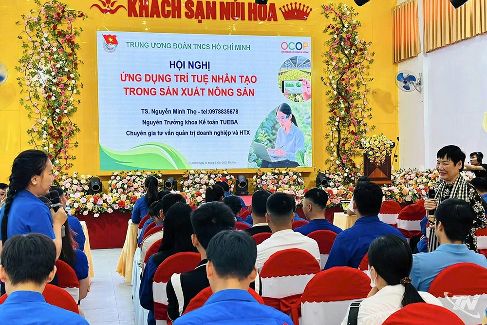 Cán bộ Ngân hàng CSXH hỗ trợ khách hàng cài đặt ứng dụng VBSP Smart Banking.