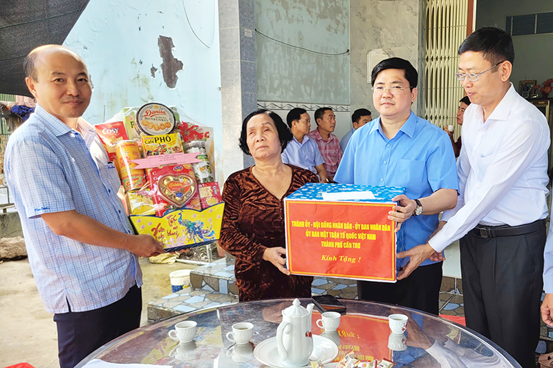 Lãnh đạo thành phố thăm, tặng quà nhân dịp năm mới và họp mặt kỷ niệm Ngày thành lập Đảng