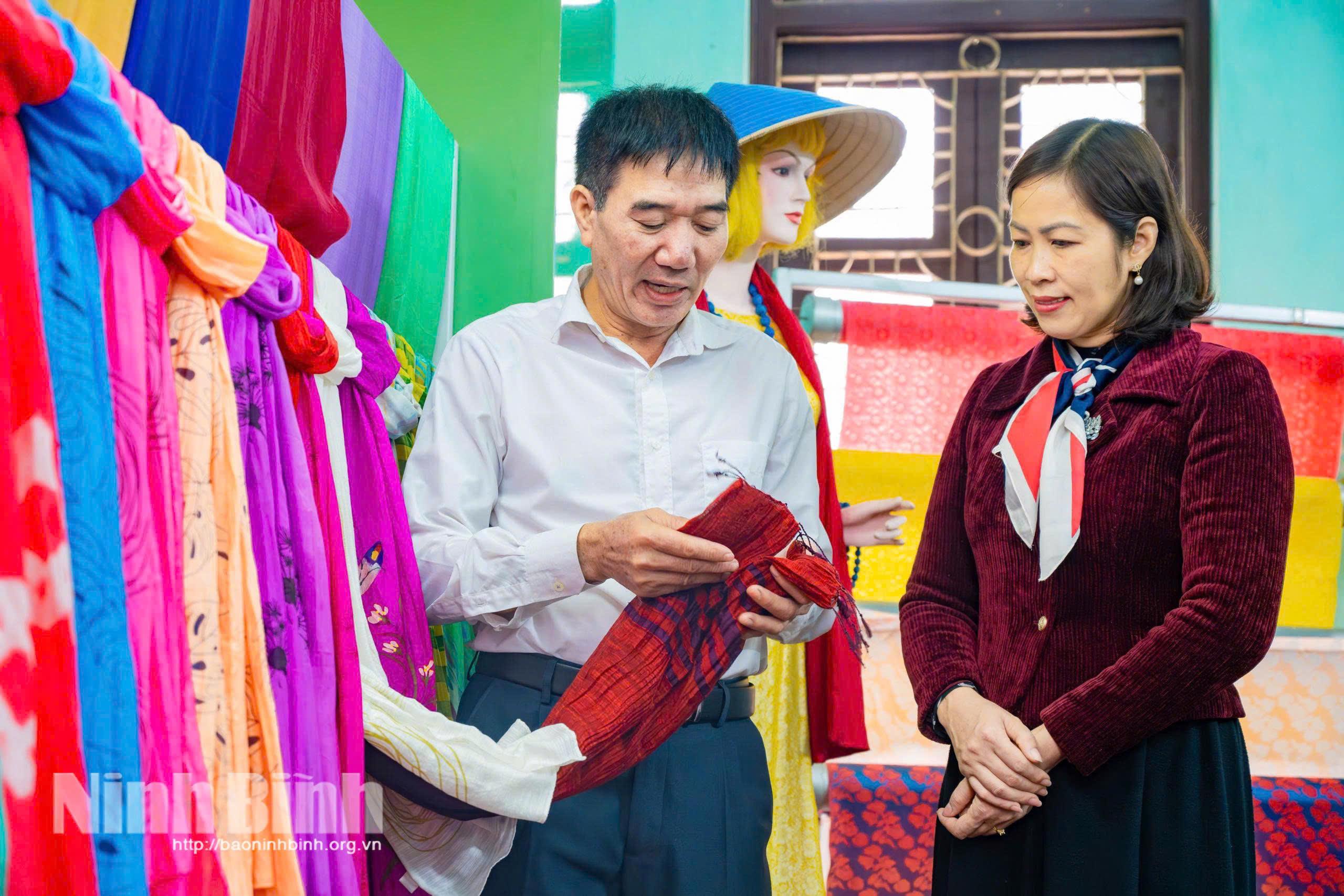 Ông Nguyễn Thanh Bình, Chủ tịch Hiệp hội sản xuất và kinh doanh lụa Nha Xá giới thiệu các sản phẩm của làng nghề.