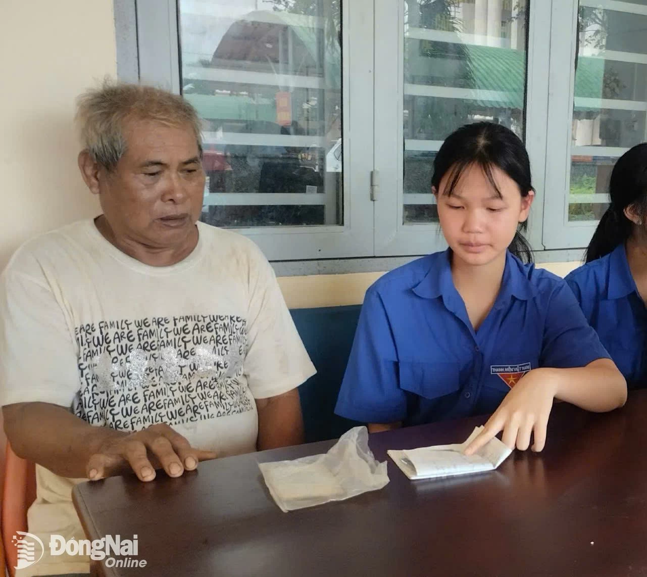 Đoàn viên là học sinh Trường THCS-THPT Đắk Mai (xã Bù Gia Mập) hướng dẫn người dân khi đến thực hiện thủ tục hành chính tại Trung tâm Phục vụ hành chính công xã Bù Gia Mập. Ảnh: CTV