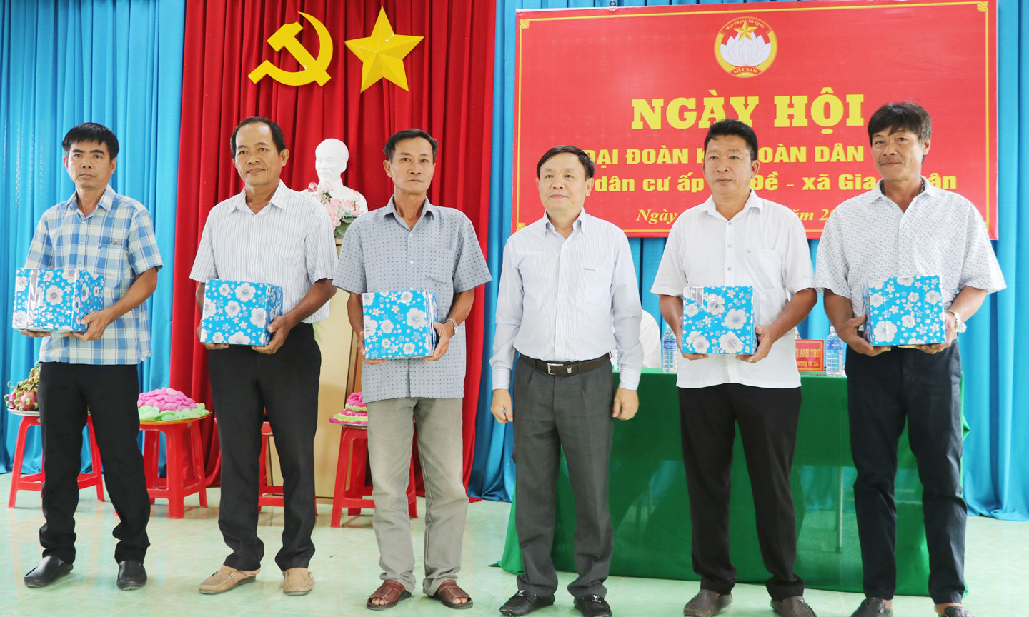 Đồng chí Phan Văn Thắng, Phó Bí thư Tỉnh ủy, Chủ tịch Ủy ban Mặt trận Tổ quốc Việt Nam tỉnh trao quà cho cá nhân tiêu biểu ở ấp Bồ Đề, xã Gia Thuận nhân Ngày hội Đại đoàn kết toàn dân tộc ở ấp.