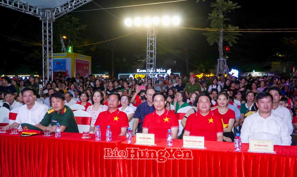 Các đồng chí lãnh đạo tỉnh dự chương trình nghệ thuật tại Công viên Kỳ Bá, phường Trần Lãm.