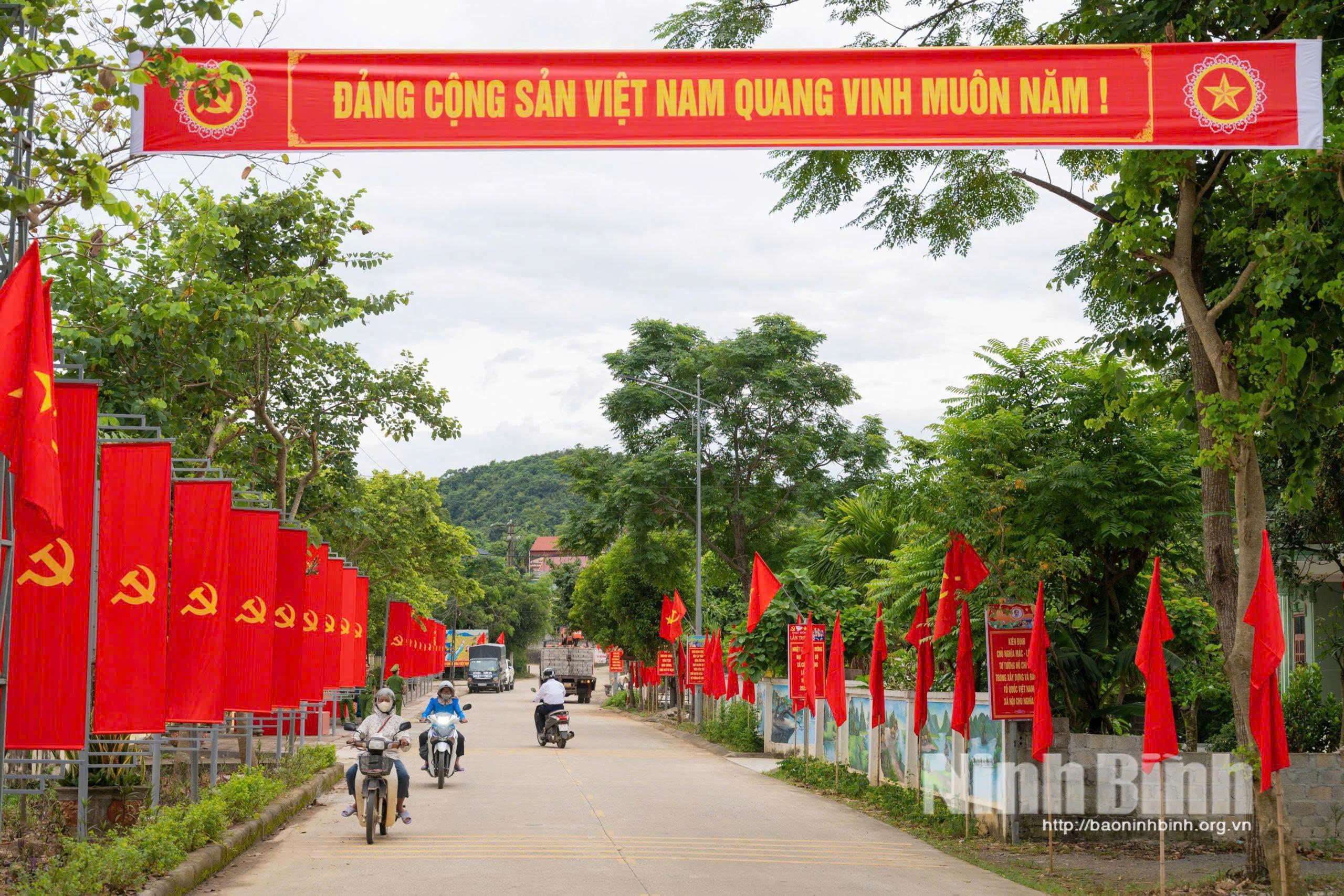 Tuyến đường xã Cúc Phương được trang hoàng rực rỡ chào mừng Đại hội Đảng bộ các cấp. Ảnh: Ngọc Linh