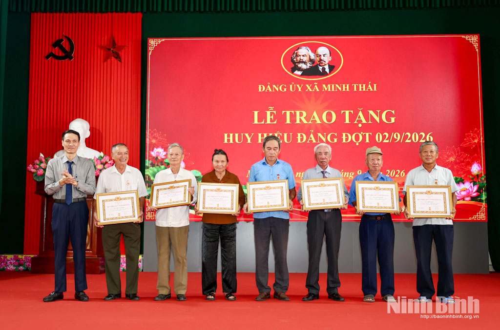Đồng chí Lê Hồng Kỳ, Tỉnh ủy viên, Phó Giám đốc Báo và phát thanh, truyền hình Ninh Bình trao tặng Huy hiệu Đảng cho đảng viên xã Minh Thái.