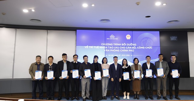 Bế giảng kh&oacute;a bồi dưỡng Tr&iacute; tuệ nh&acirc;n tạo (AI) cho c&aacute;n bộ, c&ocirc;ng chức Văn ph&ograve;ng Ch&iacute;nh phủ- Ảnh 4.
