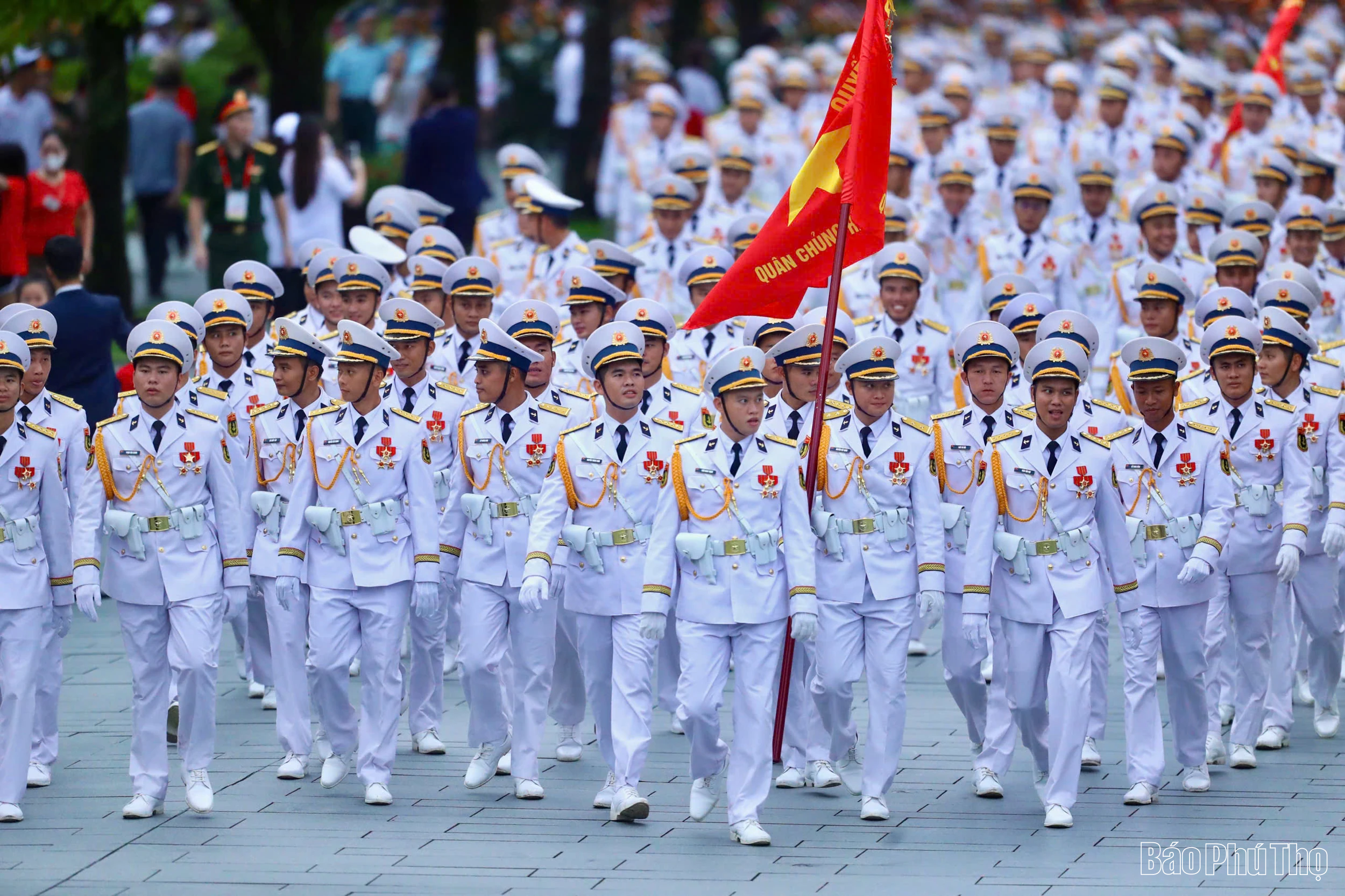 Người dân đổ kín đường chờ buổi sơ duyệt của Lễ diễu binh, diễu hành kỷ niệm 80 năm Quốc khánh 2/9