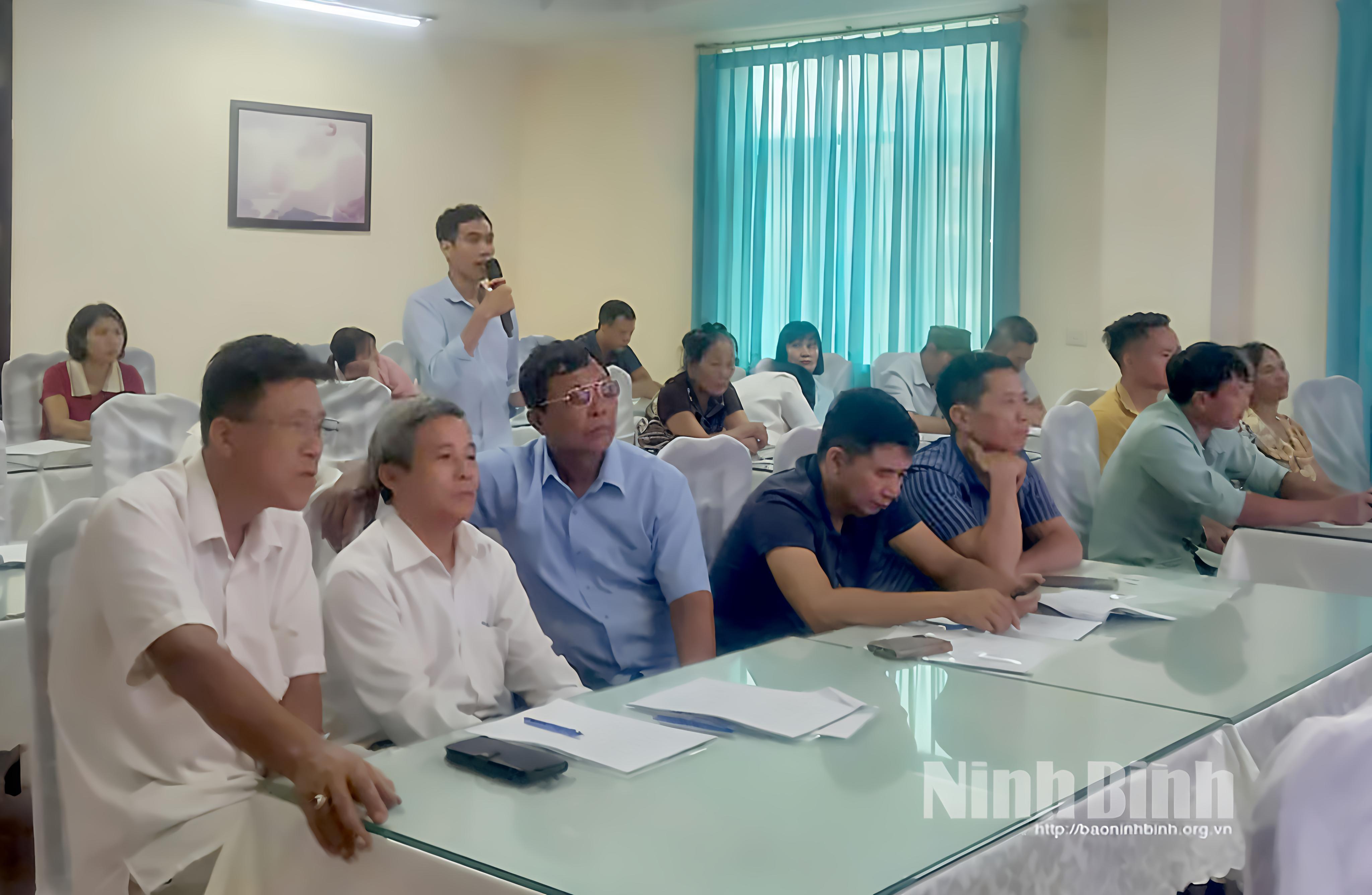 Các đại biểu dự hội nghị tập huấn sản xuất rau đạt tiêu chuẩn hữu cơ.