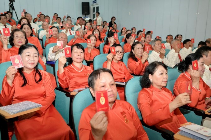 Đại biểu biểu quyết thông qua nghị quyết đại hội