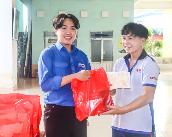 Bạn Nguyễn Lê Duy Đăng (bên trái) học Bác bằng sự bền bỉ trong học tập, nghiên cứu khoa học và các hoạt động vì cộng đồng.
