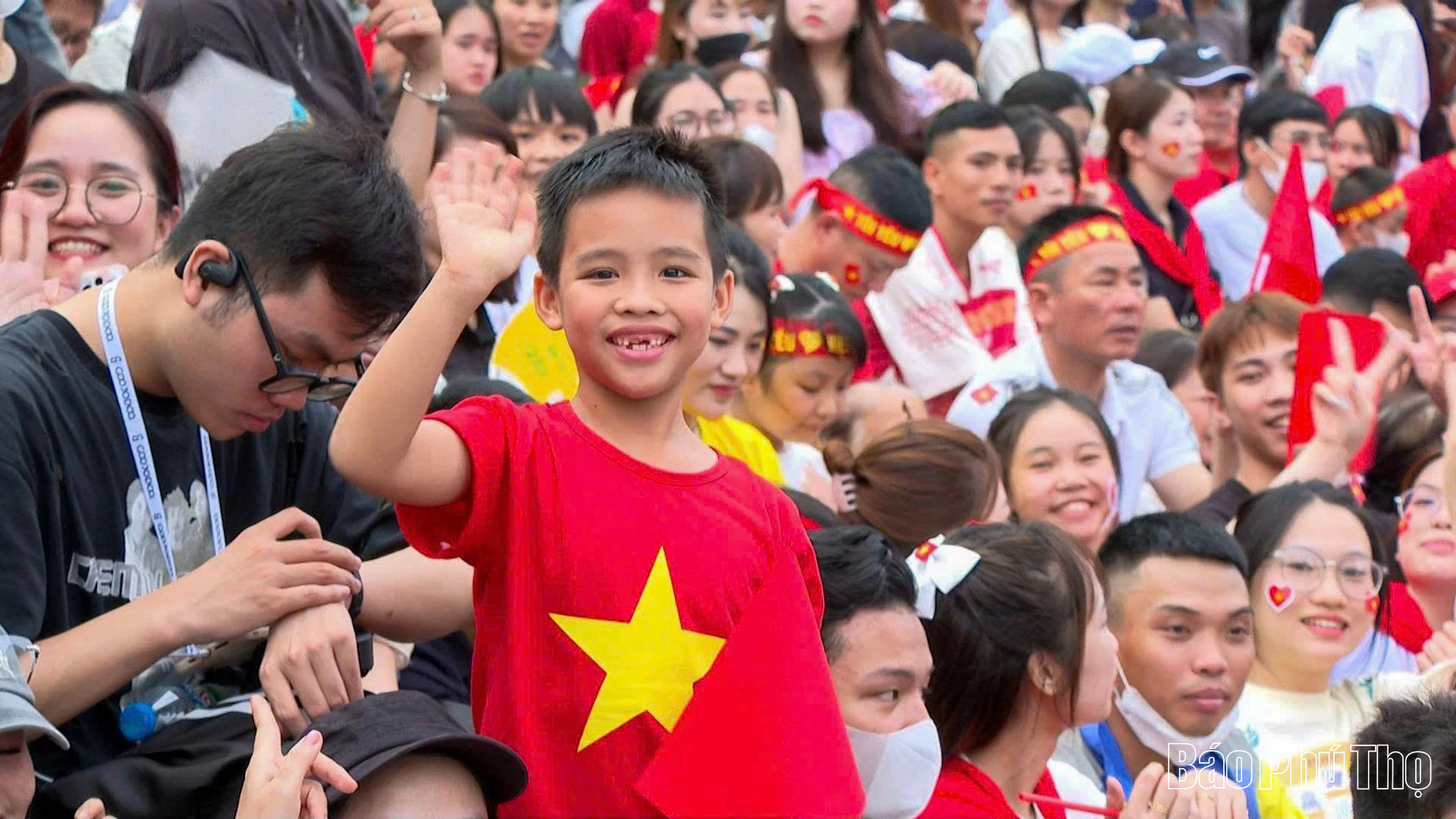 Người dân đổ kín đường chờ buổi sơ duyệt của Lễ diễu binh, diễu hành kỷ niệm 80 năm Quốc khánh 2/9