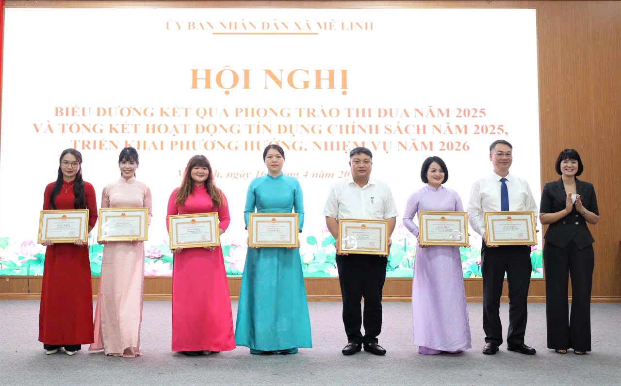 Đồng chí Kiều Thị Hương, Phó Trưởng ban Thi đua khen thưởng Thành phố trao Bằng khen của Chủ tịch UBND Thành phố cho các tập thể, cá nhân có thành tích xuất sắc trong phong trào thi đua yêu nước. Ảnh: PV