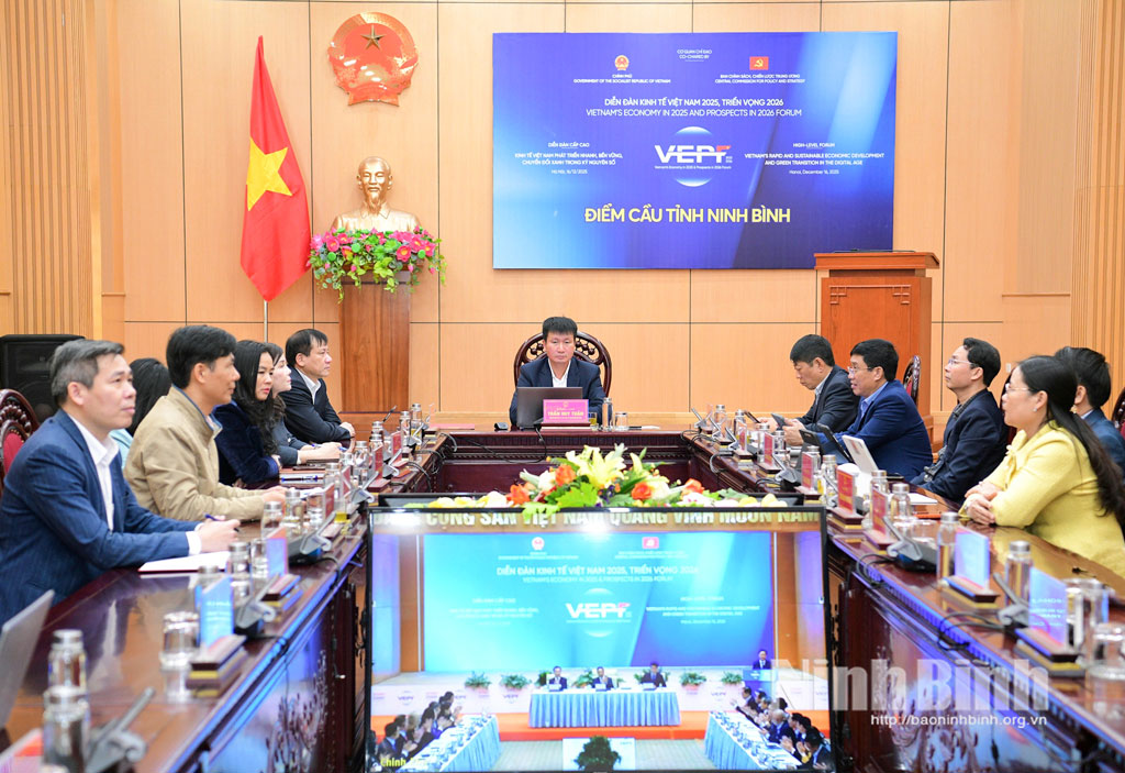 Đồng chí Trần Huy Tuấn, Phó Bí thư Tỉnh uỷ, Chủ tịch UBND tỉnh chủ trì Diễn đàn tại điểm cầu tỉnh Ninh Bình.