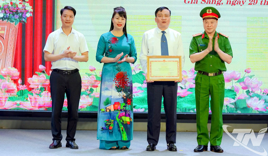 Nhân dân và cán bộ phường Gia Sàng được tặng Bằng khen của Bộ Công an vì có thành tích xuất sắc trong phong trào Toàn dân bảo vệ an ninh Tổ quốc.