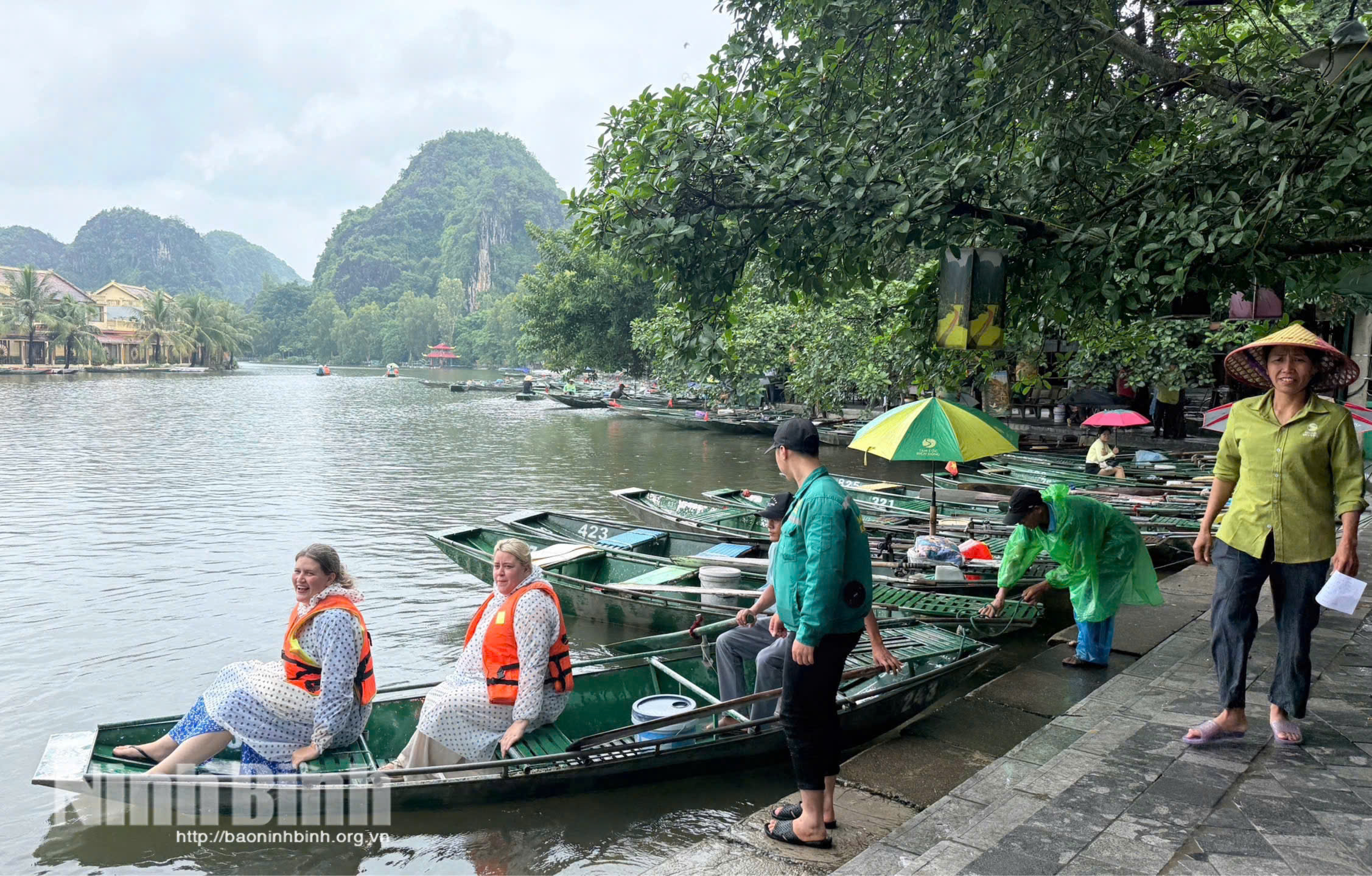 Du khách tham quan Khu du lịch Tam Cốc - Bích Động.