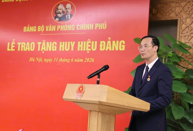 Trao Huy hiệu 30 năm tuổi Đảng cho đảng viên thuộc Đảng bộ Văn phòng Chính phủ- Ảnh 3.