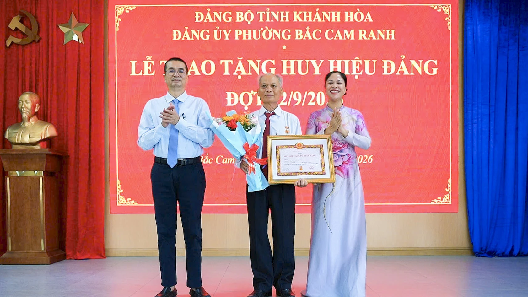 Lãnh đạo Đảng uỷ phường Bắc Cam Ranh trao tặng Huy hiệu 60 năm tuổi Đảng cho đảng viên Võ Đào thuộc Chi bộ Tổ dân phố Hòa Do Nam.