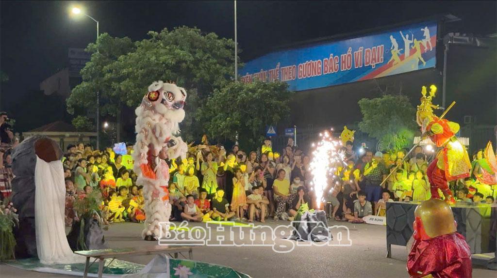 Người lớn, trẻ em thích thú xem màn múa Lân - Sư - Rồng.