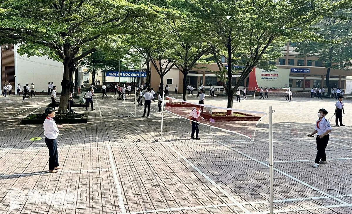 Học sinh Trường phổ thông Thực hành sư phạm chơi thể thao dưới sân trường. Ảnh: Công Nghĩa