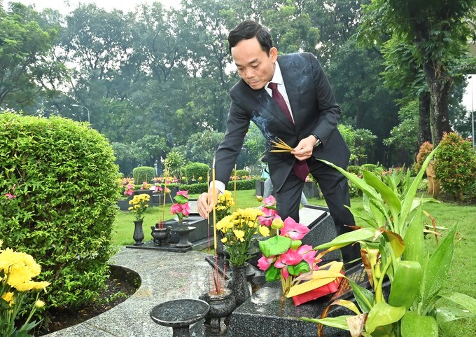 Đồng chí Trần Lưu Quang thắp hương tưởng nhớ các Anh hùng liệt sĩ. (Ảnh: SGGP)