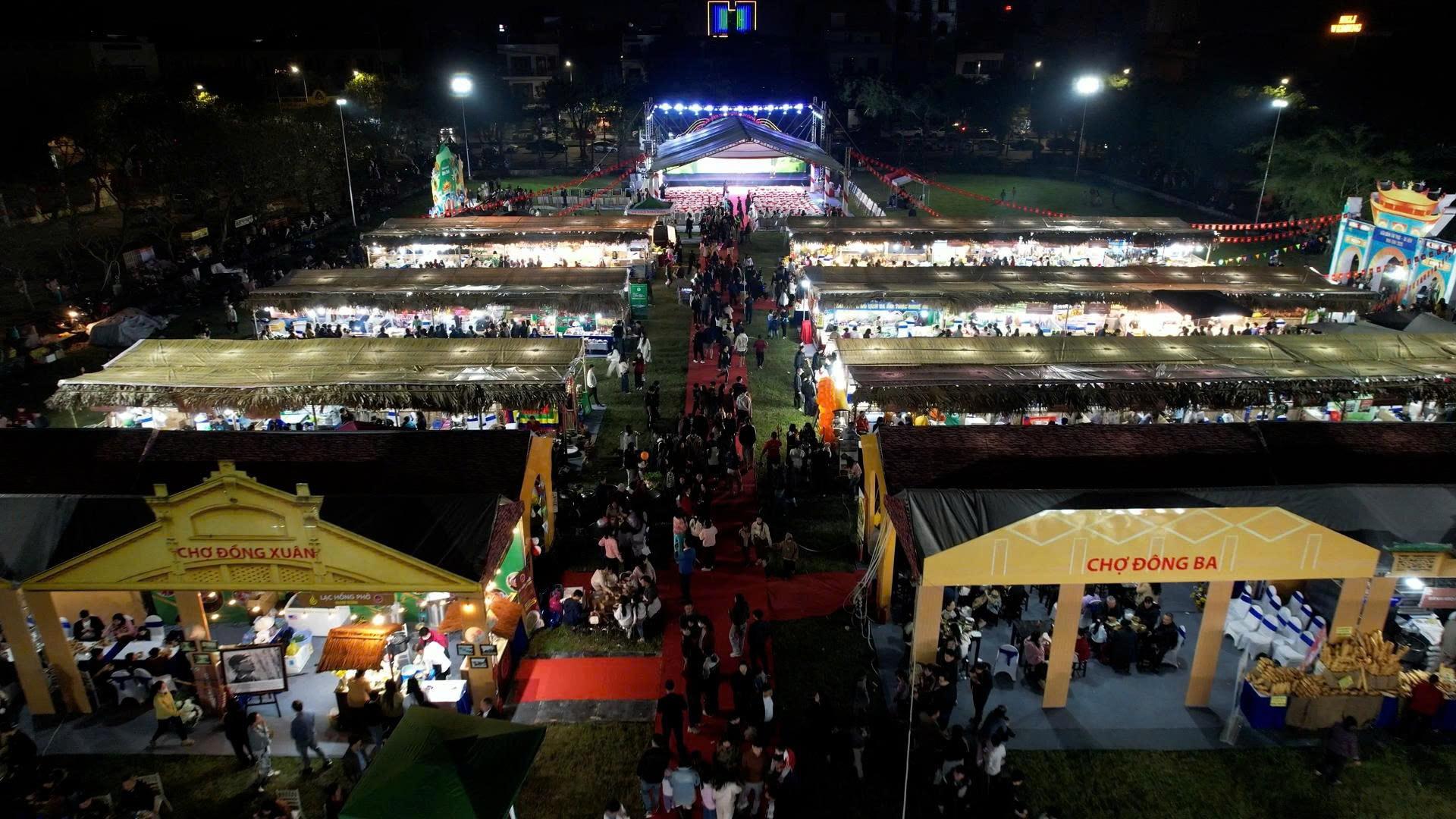Li&ecirc;n hoan ẩm thực - du lịch Ninh B&igrave;nh 2025 được tổ chức tại phường Hoa Lư thu h&uacute;t đ&ocirc;ng đảo du kh&aacute;ch v&agrave; Nh&acirc;n d&acirc;n tham gia. Ảnh: Nguyễn Huy.