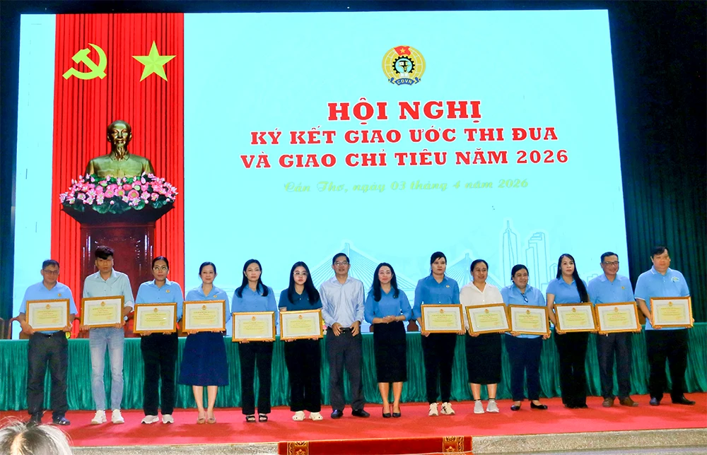 CÁC TẬP THỂ NHẬN BĂNG 2KHEN