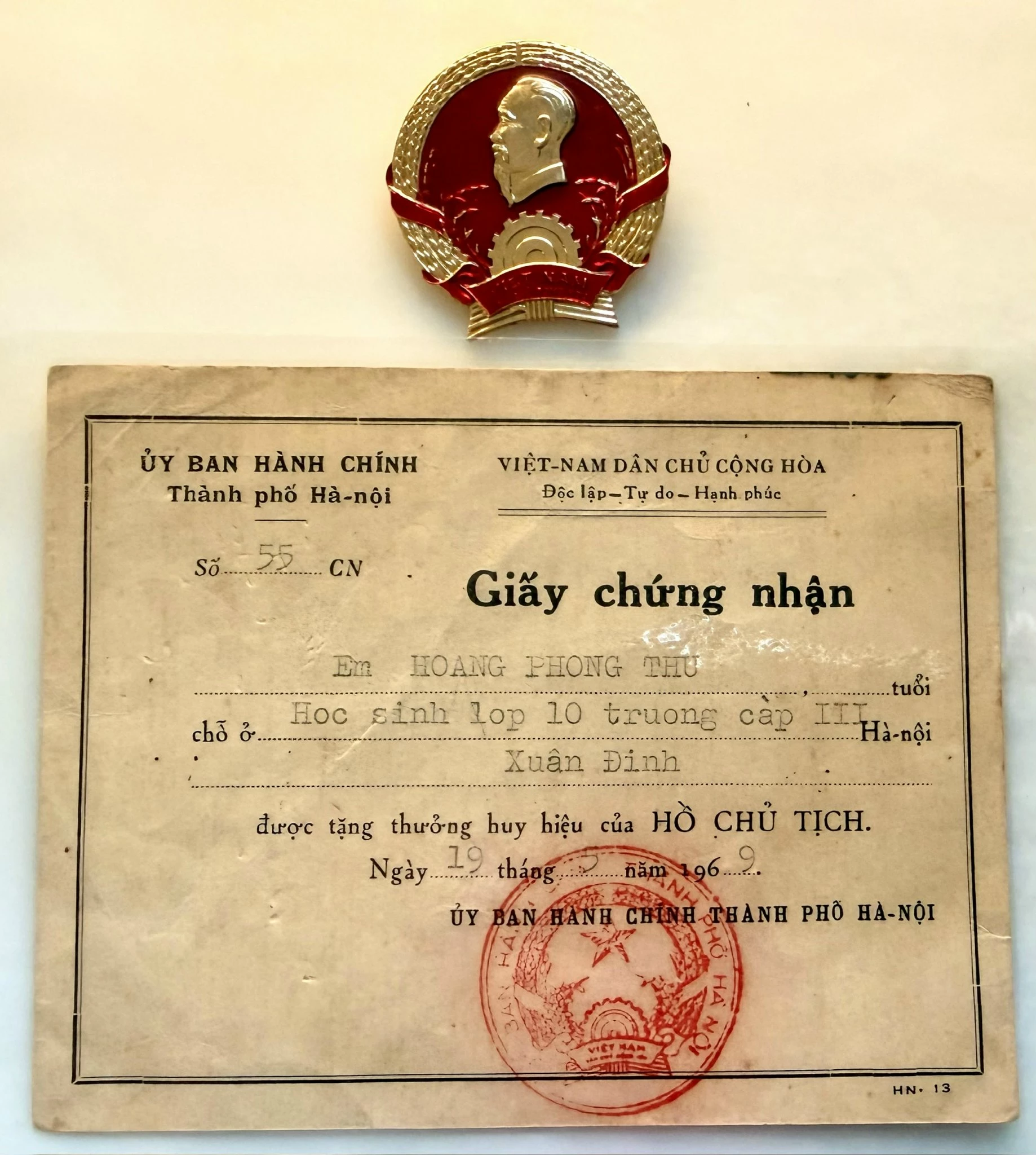Huy hiệu Bác Hồ bà Hoàng Thị Phong Thu được tặng năm 1969.