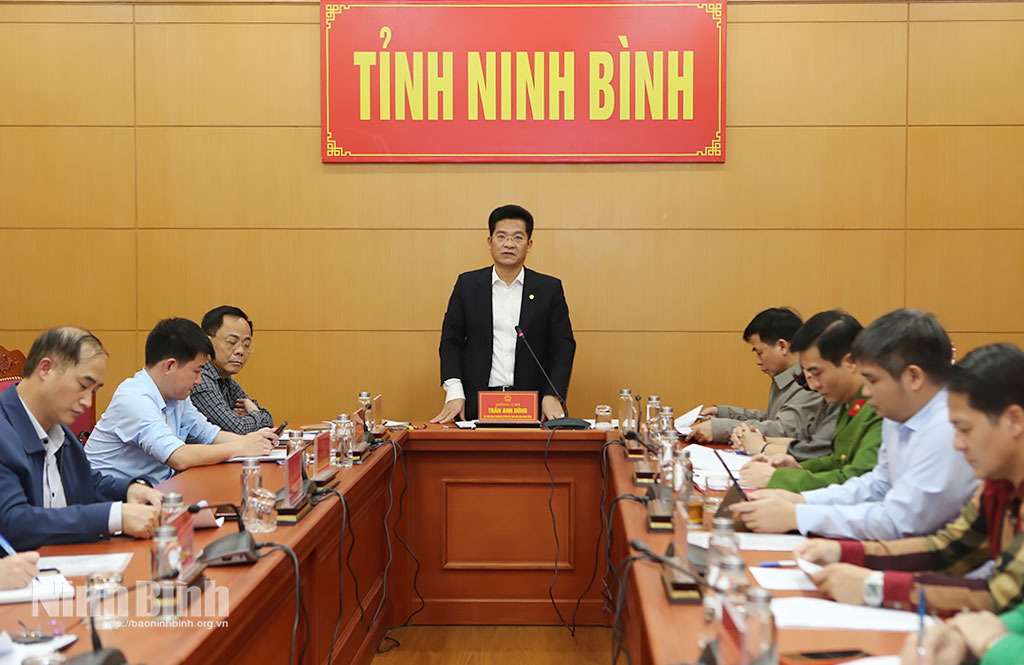 Đồng chí Phó Chủ tịch UBND tỉnh Trần Anh Dũng chủ trì hội nghị trực tuyến về công tác phòng, chống bệnh Dịch tả lợn Châu Phi trên địa bàn tỉnh (ngày 5/12/2025). Ảnh: Mạnh Hùng